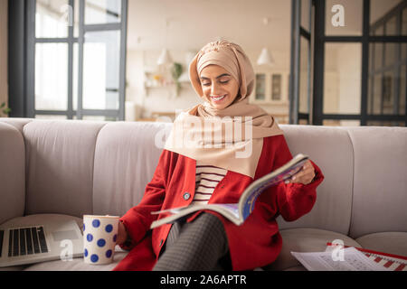 Smart girl rilassati mentre l apprendimento della lingua inglese Foto Stock