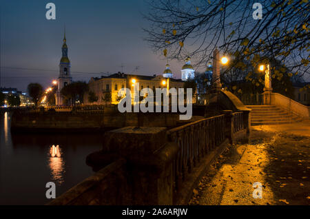 Notte paesaggio autunnale con San Nicolò navale e la Cattedrale e la torre campanaria e il terrapieno di granito (San Pietroburgo, Russia) Foto Stock