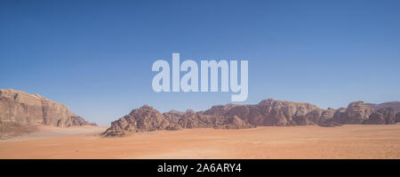 La fantastica vista del deserto di dune di sabbia e montagne nel bellissimo deserto giordano del Wadi Rum in una giornata di sole. Foto Stock