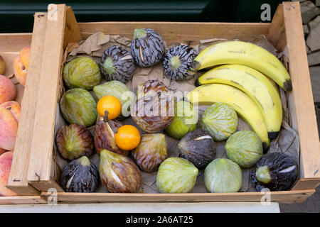 Casse di legno contenenti vari frutti Foto Stock