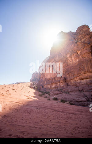 La fantastica vista del deserto di dune di sabbia e montagne nel bellissimo deserto giordano del Wadi Rum in una giornata di sole. Foto Stock