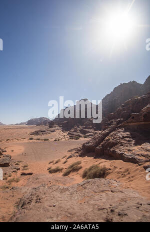 La fantastica vista del deserto di dune di sabbia e montagne nel bellissimo deserto giordano del Wadi Rum in una giornata di sole. Foto Stock