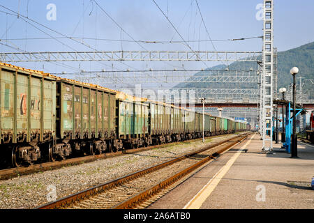 Treno merci sulla piattaforma. Cargo Rail Transit. Foto Stock