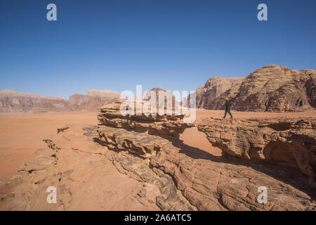 La fantastica vista del deserto di dune di sabbia e montagne nel bellissimo deserto giordano del Wadi Rum in una giornata di sole. Foto Stock