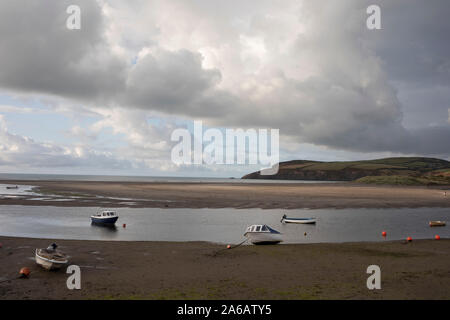 Barche ormeggiate sulle sabbie a Parrog, in Newport Pembrokeshire, Wales, Regno Unito. Newport è una città, parrocchia, comunità, circoscrizione e antico porto di Parrog, Il Pembrokeshire Coast nel Galles Occidentale presso la foce del fiume Nevern in Il Pembrokeshire Coast National Park. Foto Stock