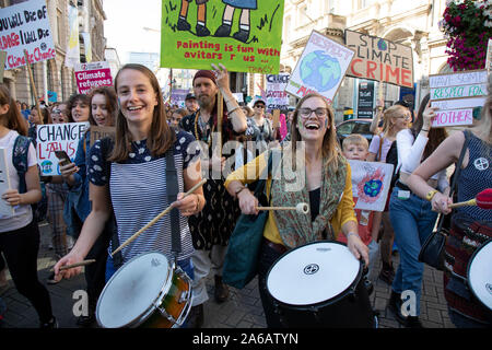 Persone di tutte le età si riuniscono per il clima globale sciopero organizzato da UK Student clima Rete su xx Settembre 2019 a Birmingham, Regno Unito. La scuola sciopero per il clima, noto anche come il venerdì per il futuro, la gioventù per il clima e la gioventù Strike 4 clima, è un movimento internazionale di studenti che decidono di non partecipare a classi e invece partecipare a dimostrazioni in domanda di azione per impedire un ulteriore riscaldamento globale e i cambiamenti climatici. UK Student Network clima sta chiamando su tutti - adulti, lavoratori, gruppi di comunità, sindacalisti, infermieri, insegnanti, lavoratori in acciaio, auto Foto Stock