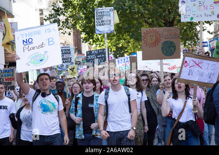 Persone di tutte le età si riuniscono per il clima globale sciopero organizzato da UK Student clima Rete su xx Settembre 2019 a Birmingham, Regno Unito. La scuola sciopero per il clima, noto anche come il venerdì per il futuro, la gioventù per il clima e la gioventù Strike 4 clima, è un movimento internazionale di studenti che decidono di non partecipare a classi e invece partecipare a dimostrazioni in domanda di azione per impedire un ulteriore riscaldamento globale e i cambiamenti climatici. UK Student Network clima sta chiamando su tutti - adulti, lavoratori, gruppi di comunità, sindacalisti, infermieri, insegnanti, lavoratori in acciaio, auto Foto Stock