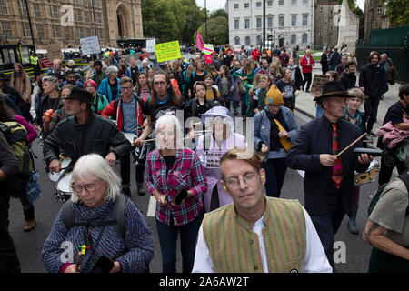 Estinzione della ribellione interruzione inizia come il blocco degli attivisti 12 siti intorno a Westminster il 7 ottobre 2019 a Londra, Inghilterra, Regno Unito. Estinzione la ribellione è un cambiamento climatico gruppo iniziò nel 2018 e ha conquistato un enorme seguito di persone impegnate a proteste pacifiche. Queste proteste sono mettendo in evidenza il fatto che il governo non sta facendo abbastanza per evitare catastrofici cambiamenti climatici e per chiedere al governo di prendere misure radicali per salvare il pianeta. Foto Stock