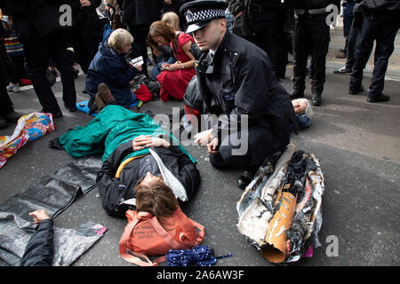 Estinzione della ribellione interruzione inizia come il blocco degli attivisti 12 siti intorno a Westminster il 7 ottobre 2019 a Londra, Inghilterra, Regno Unito. Estinzione la ribellione è un cambiamento climatico gruppo iniziò nel 2018 e ha conquistato un enorme seguito di persone impegnate a proteste pacifiche. Queste proteste sono mettendo in evidenza il fatto che il governo non sta facendo abbastanza per evitare catastrofici cambiamenti climatici e per chiedere al governo di prendere misure radicali per salvare il pianeta. Foto Stock