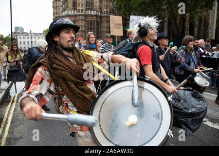 Estinzione della ribellione interruzione inizia come il blocco degli attivisti 12 siti intorno a Westminster il 7 ottobre 2019 a Londra, Inghilterra, Regno Unito. Estinzione la ribellione è un cambiamento climatico gruppo iniziò nel 2018 e ha conquistato un enorme seguito di persone impegnate a proteste pacifiche. Queste proteste sono mettendo in evidenza il fatto che il governo non sta facendo abbastanza per evitare catastrofici cambiamenti climatici e per chiedere al governo di prendere misure radicali per salvare il pianeta. Foto Stock