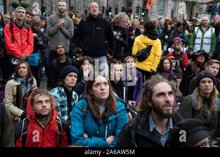 Estinzione della ribellione ascoltare i manifestanti parlando da una torre come interruzione inizia e attivisti, blocco 12 siti intorno a Westminster il 7 ottobre 2019 a Londra, Inghilterra, Regno Unito. Estinzione la ribellione è un cambiamento climatico gruppo iniziò nel 2018 e ha conquistato un enorme seguito di persone impegnate a proteste pacifiche. Queste proteste sono mettendo in evidenza il fatto che il governo non sta facendo abbastanza per evitare catastrofici cambiamenti climatici e per chiedere al governo di prendere misure radicali per salvare il pianeta. Foto Stock