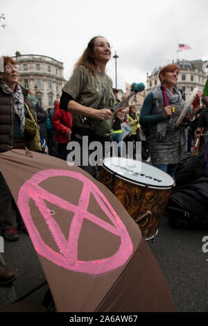 Estinzione della ribellione interruzione inizia come il blocco degli attivisti 12 siti intorno a Westminster il 7 ottobre 2019 a Londra, Inghilterra, Regno Unito. Estinzione la ribellione è un cambiamento climatico gruppo iniziò nel 2018 e ha conquistato un enorme seguito di persone impegnate a proteste pacifiche. Queste proteste sono mettendo in evidenza il fatto che il governo non sta facendo abbastanza per evitare catastrofici cambiamenti climatici e per chiedere al governo di prendere misure radicali per salvare il pianeta. Foto Stock