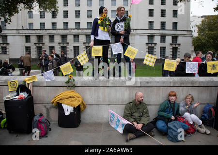 Estinzione della ribellione interruzione inizia come il blocco degli attivisti 12 siti intorno a Westminster il 7 ottobre 2019 a Londra, Inghilterra, Regno Unito. Estinzione la ribellione è un cambiamento climatico gruppo iniziò nel 2018 e ha conquistato un enorme seguito di persone impegnate a proteste pacifiche. Queste proteste sono mettendo in evidenza il fatto che il governo non sta facendo abbastanza per evitare catastrofici cambiamenti climatici e per chiedere al governo di prendere misure radicali per salvare il pianeta. Foto Stock