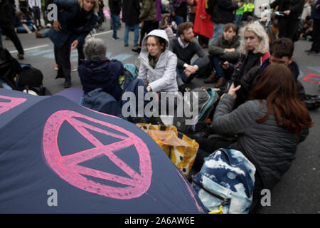 Estinzione della ribellione interruzione inizia come il blocco degli attivisti 12 siti intorno a Westminster il 7 ottobre 2019 a Londra, Inghilterra, Regno Unito. Estinzione la ribellione è un cambiamento climatico gruppo iniziò nel 2018 e ha conquistato un enorme seguito di persone impegnate a proteste pacifiche. Queste proteste sono mettendo in evidenza il fatto che il governo non sta facendo abbastanza per evitare catastrofici cambiamenti climatici e per chiedere al governo di prendere misure radicali per salvare il pianeta. Foto Stock