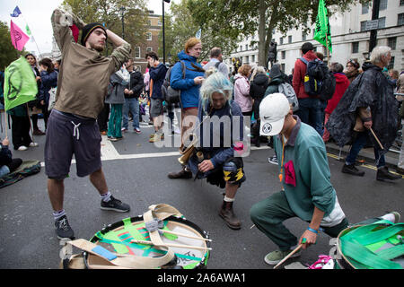 Estinzione della ribellione interruzione inizia come il blocco degli attivisti 12 siti intorno a Westminster il 7 ottobre 2019 a Londra, Inghilterra, Regno Unito. Estinzione la ribellione è un cambiamento climatico gruppo iniziò nel 2018 e ha conquistato un enorme seguito di persone impegnate a proteste pacifiche. Queste proteste sono mettendo in evidenza il fatto che il governo non sta facendo abbastanza per evitare catastrofici cambiamenti climatici e per chiedere al governo di prendere misure radicali per salvare il pianeta. Foto Stock