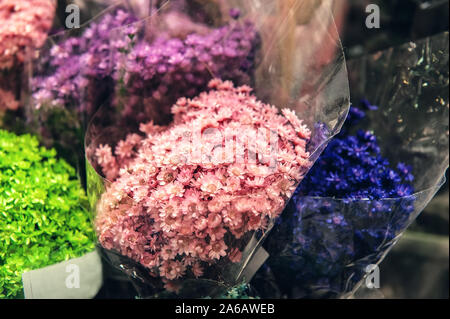 Coloratissimo primo piano di fiori secchi, foglie profumate di erbe e baccelli di semi utilizzati come confetti floreali o potpourri per arrangiamenti floreali Foto Stock