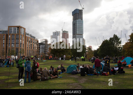 Ultimo residuo tende e attivisti della ribellione di estinzione clima camp a Vauxhall viene cancellato il 15 ottobre 2019 a Londra, Inghilterra, Regno Unito. Estinzione la ribellione è un cambiamento climatico gruppo iniziò nel 2018 e ha conquistato un enorme seguito di persone impegnate a proteste pacifiche. Queste proteste sono mettendo in evidenza il fatto che il governo non sta facendo abbastanza per evitare catastrofici cambiamenti climatici e per chiedere al governo di prendere misure radicali per salvare il pianeta. Foto Stock