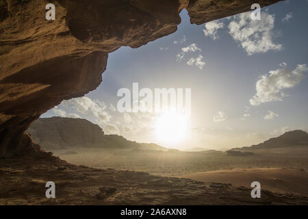 Incredibile tramonto nel deserto giordano del Wadi Rum ,questo tramonto mozzafiato sarà davvero soffiare la tua mente. La sua incredibile vedere come il sole scompare Foto Stock