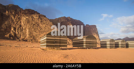 Campo Beduino nel Wadi Rum , Giordania. Questi campi sono costruiti nel selvaggio nel mezzo del deserto e contiene quelle tenda beduina che si può dormire Foto Stock