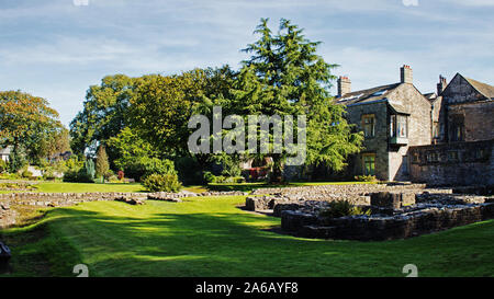 Una vista panoramica della motivazione della Abbazia Walley, con prati che circondano le pittoresche rovine Foto Stock