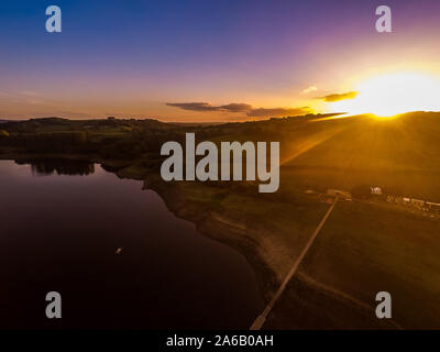 Vista aerea della bella Tittesworth acqua serbatoio, al tramonto, splendido lago e molo di barche e acque calme a Leek, Staffordshire Foto Stock