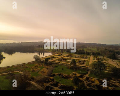 Vista aerea del Trentham Gardens station wagon, in Trentham, Stoke on Trent, Staffordshire, visitatore attrazione, shopping village Foto Stock