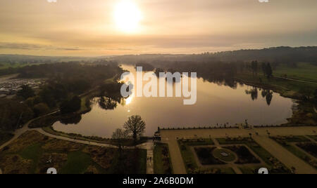 Vista aerea del Trentham Gardens station wagon, in Trentham, Stoke on Trent, Staffordshire, visitatore attrazione, shopping village Foto Stock