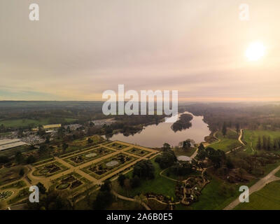 Vista aerea del Trentham Gardens station wagon, in Trentham, Stoke on Trent, Staffordshire, visitatore attrazione, shopping village Foto Stock