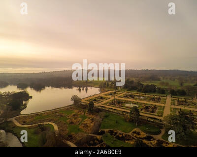 Vista aerea del Trentham Gardens station wagon, in Trentham, Stoke on Trent, Staffordshire, visitatore attrazione, shopping village Foto Stock