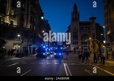 Diversi veicoli della polizia autonoma di seguire la dimostrazione contro la repressione per i giovani e in difesa della libertà. Foto Stock