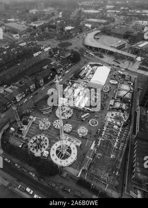 Vista aerea, drone immagini di Winter Wonderland vicino al centro della città, un annuale di natale e Gennaio luna park con giostre e divertimenti Foto Stock