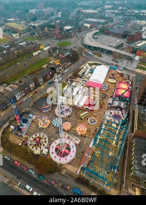 Vista aerea, drone immagini di Winter Wonderland vicino al centro della città, un annuale di natale e Gennaio luna park con giostre e divertimenti Foto Stock