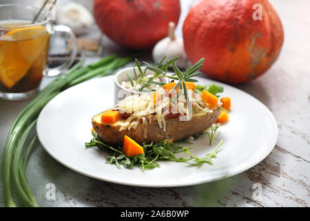 Ripieno di patate con formaggio giallo, erba cipollina, burro, marinato e zucca di rosmarino fresco con salsa Foto Stock