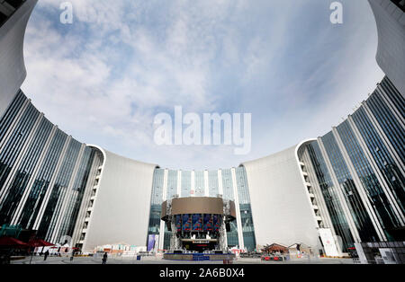 (191025) -- Shanghai, 25 ottobre 2019 (Xinhua) -- la foto mostra la piazza centrale del National Exhibition and Convention Center a Shanghai in Cina orientale, 25 ottobre 2019. I lavoratori e i volontari stanno facendo i preparativi per il prossimo 2° China International Import Expo (CIIE). (Xinhua/Fang Zhe) Foto Stock