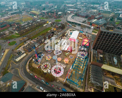 Vista aerea, drone immagini di Winter Wonderland vicino al centro della città, un annuale di natale e Gennaio luna park con giostre e divertimenti Foto Stock