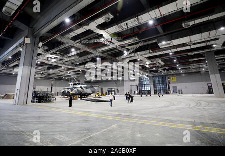 (191025) -- Shanghai, 25 ottobre 2019 (Xinhua) -- Un reperto è posto in posizione in corrispondenza di una sala esposizioni del National Exhibition and Convention Center a Shanghai in Cina orientale, 25 ottobre 2019. I lavoratori e i volontari stanno facendo i preparativi per il prossimo 2° China International Import Expo (CIIE). (Xinhua/Fang Zhe) Foto Stock