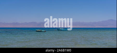 Imbarcazioni sulle acque cristalline del Mar Rosso in South Sinai, Egitto. Foto Stock
