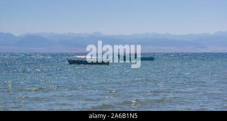 Imbarcazioni sulle acque cristalline del Mar Rosso in South Sinai, Egitto. Foto Stock