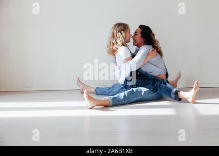 Felice la mamma famiglia con figlia sul pavimento Foto Stock