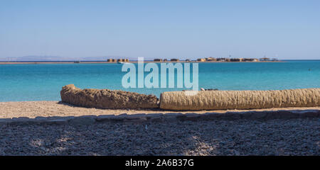 Area salotto fatto di asciugare i registri di palm alla laguna blu a Dahab Sinai del Sud , Egitto. Foto Stock