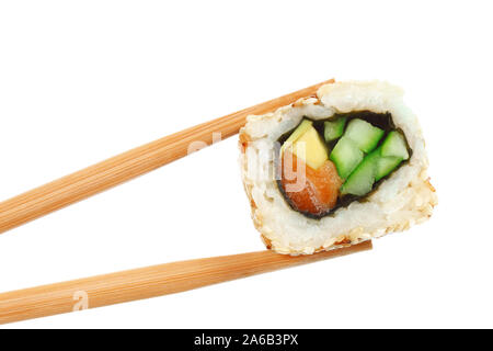 Rotolo di sushi pezzi con Salmone, riso, avocado, cetriolo e nori isolati su sfondo bianco. La deliziosa cucina giapponese Foto Stock