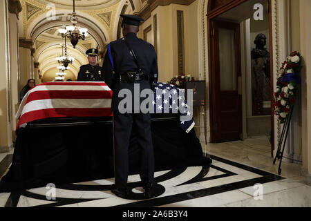 Washington DC, Stati Uniti d'America. 24 ott 2019. Guardia d'onore stare accanto alla bandiera-drappeggiato scrigno del rappresentante degli Stati Uniti Elia Cummings (Democratico del Maryland) come il compianto membro del congresso si trova in uno stato al di fuori della US camera casa presso l'U.S. Capitol Ottobre 24, 2019 a Washington, DC. Sost. Cummings è deceduto il 17 ottobre 2019 all'età di 68 dal ''le complicazioni relative di lunga durata con sfide sanitarie.'' .Credito: Alex Wong/Piscina via CNP Credito: Alex Wong/CNP/ZUMA filo/Alamy Live News Foto Stock