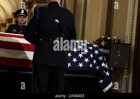 Washington DC, Stati Uniti d'America. 24 ott 2019. Guardia d'onore stare accanto alla bandiera-drappeggiato scrigno del rappresentante degli Stati Uniti Elia Cummings (Democratico del Maryland) come il compianto membro del congresso si trova in uno stato al di fuori della US camera casa presso l'U.S. Capitol Ottobre 24, 2019 a Washington, DC. Sost. Cummings è deceduto il 17 ottobre 2019 all'età di 68 da 'complicazioni relative di lunga durata con sfide sanitarie. Credito: dpa picture alliance/Alamy Live News Foto Stock