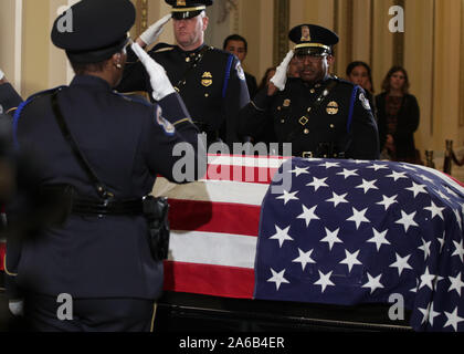 Washington DC, Stati Uniti d'America. 24 ott 2019. Guardia d'onore saluto alla bandiera-drappeggiato scrigno del rappresentante degli Stati Uniti Elia Cummings (Democratico del Maryland) come il compianto membro del congresso si trova in uno stato al di fuori della US camera casa presso l'U.S. Capitol Ottobre 24, 2019 a Washington, DC. Sost. Cummings è deceduto il 17 ottobre 2019 all'età di 68 da 'complicazioni relative di lunga durata con sfide sanitarie. Credito: dpa picture alliance/Alamy Live News Foto Stock