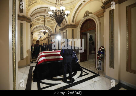 Washington DC, Stati Uniti d'America. 24 ott 2019. Guardia d'onore stare accanto alla bandiera-drappeggiato scrigno del rappresentante degli Stati Uniti Elia Cummings (Democratico del Maryland) come il compianto membro del congresso si trova in uno stato al di fuori della US camera casa presso l'U.S. Capitol Ottobre 24, 2019 a Washington, DC. Sost. Cummings è deceduto il 17 ottobre 2019 all'età di 68 da 'complicazioni relative di lunga durata con sfide sanitarie. Credito: dpa picture alliance/Alamy Live News Foto Stock