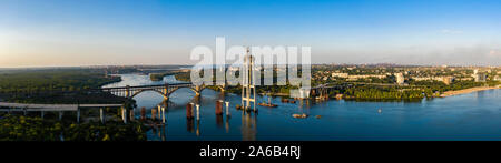 Antenna vista panorama di Incomplete Automobile Bridge e il ponte di Arco sullo sfondo della Centrale Idroelettrica. Città industriale. Foto Stock