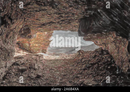 Acquerello immagine: vista da una entrata della caverna nel deserto roccioso del Sudan Foto Stock