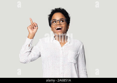 Colpo alla testa sorpreso African American Girl con il dito sollevato Foto Stock