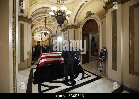 Washington DC, Stati Uniti d'America. 24 ott 2019. Guardia d'onore stare accanto alla bandiera-drappeggiato scrigno del rappresentante degli Stati Uniti Elia Cummings (Democratico del Maryland) come il compianto membro del congresso si trova in uno stato al di fuori della US camera casa presso l'U.S. Capitol Ottobre 24, 2019 a Washington, DC. Sost. Cummings è deceduto il 17 ottobre 2019 all'età di 68 dal ''le complicazioni relative di lunga durata con sfide sanitarie.'' .Credito: Alex Wong/Piscina via CNP Credito: Alex Wong/CNP/ZUMA filo/Alamy Live News Foto Stock