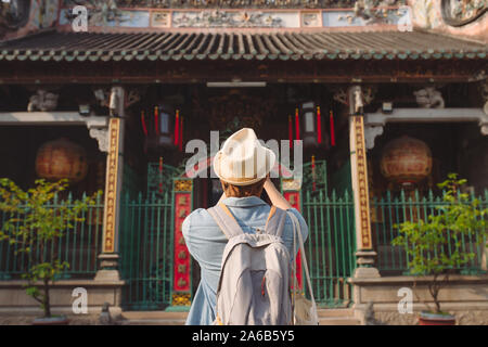 Viaggiatore in Thien Hau Pagoda, dedicato al Mare Cinese dea Mazu , in Cholon, l'area di Chinatown di Saigon Foto Stock